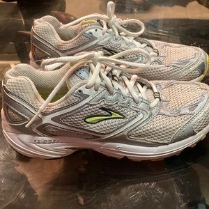 Brooks running shoes sz 8